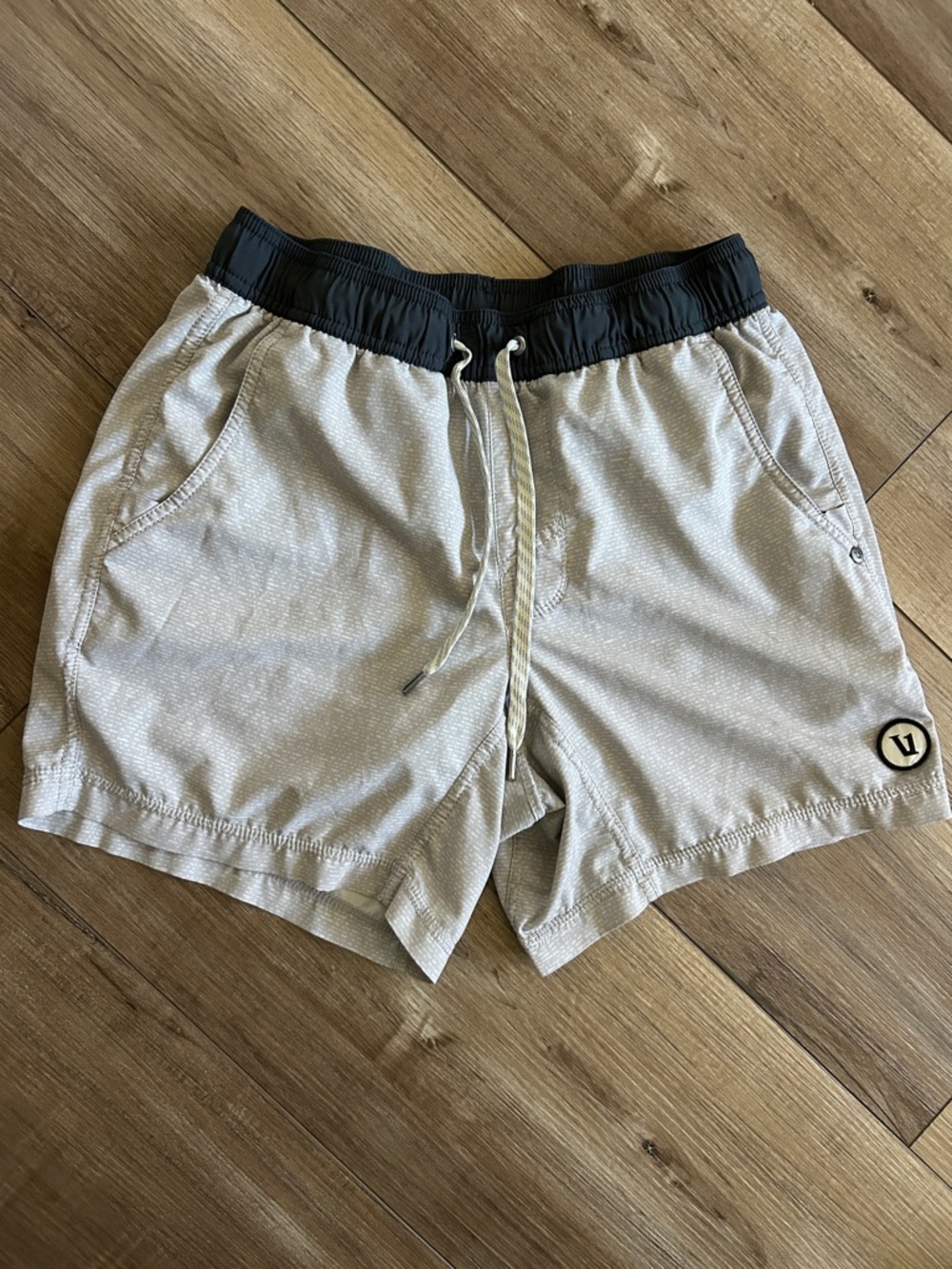 Vuori Men’s Light Gray Elastic Waist Shorts XS 5” inseam